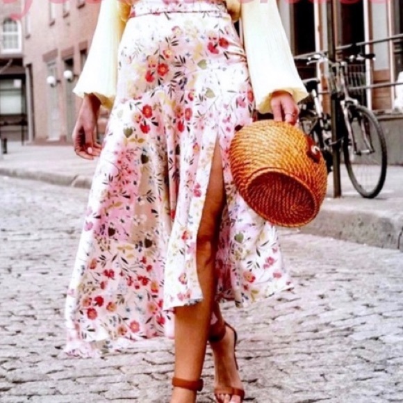 Zara Dresses & Skirts - Floral skirt Zara exclusive